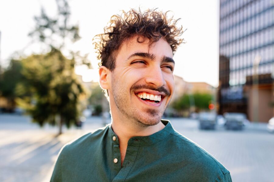 Tevreden cliënt, lachend