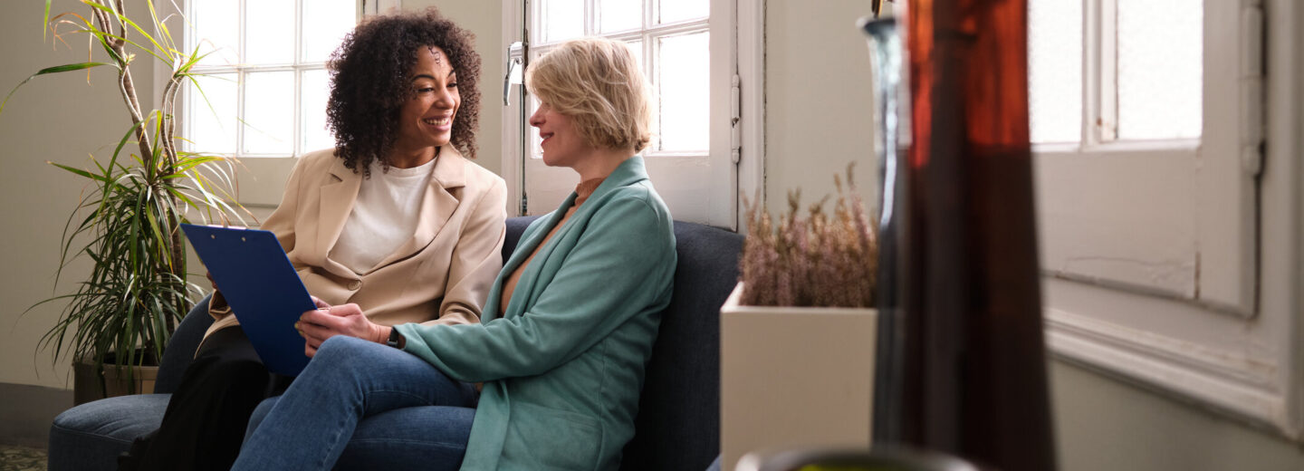 Coach en cliënt in gesprek met elkaar