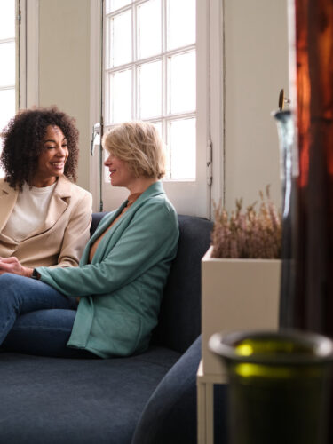 Coach en cliënt in gesprek met elkaar